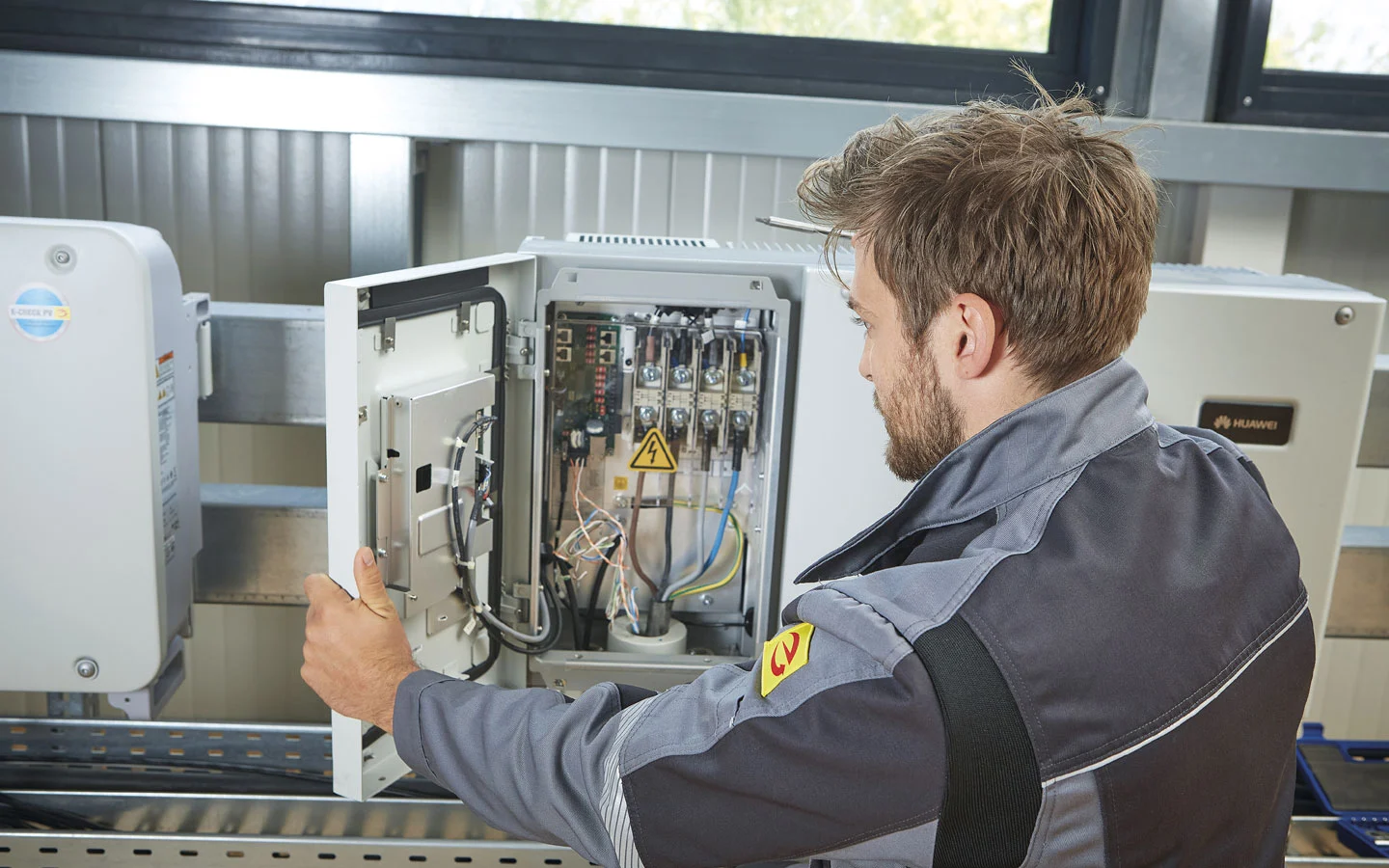 E-CHECK PV - Mitarbeiter überprüft den Wechselrichter · B+B Mess- und Sicherheitstechnik